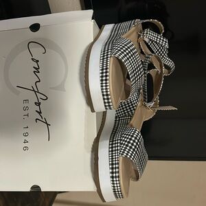 Wedges black-and-white, checkered sandals